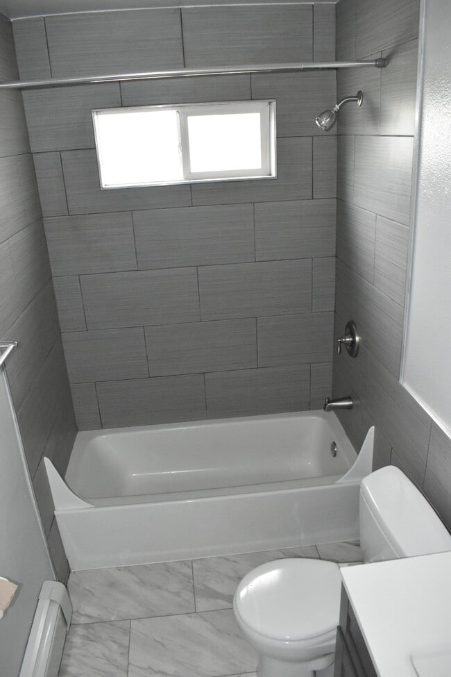 Tile Bath Surround - 7905 N Fessenden St