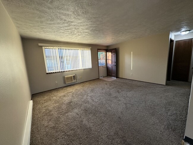 Building Photo - L972