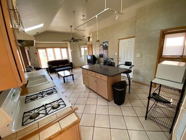 Cocina / Sala de estar - 2442 W Fillmore St