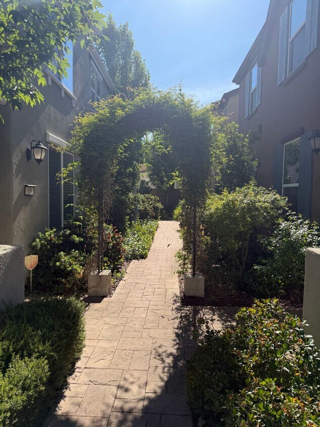 Foto del edificio - 4 Bedroom Garden Home in the Heart of West Roseville. Conveniently Located to Restaurants and Sho...