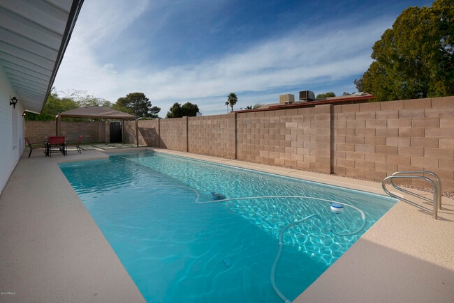 Foto del edificio - 8718 E Weldon Ave
