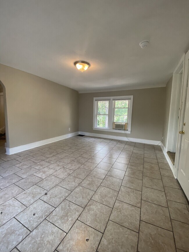 617 W Calhoun Condo for Rent in IL