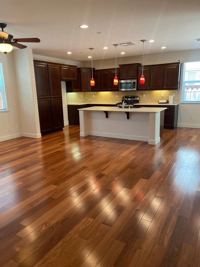 Foto del edificio - Folsom 4 bdrm, 3 bath near Folsom HS