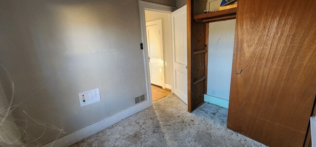 Building Photo - 3/4 bed 1 bath home