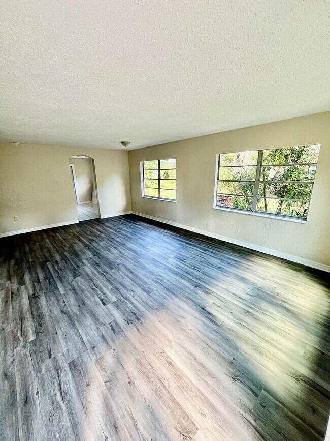 Foto del edificio - HUGE 3BR/1BA Dade City Home w/Large Bedrooms; NO APPLICATION FEE!!