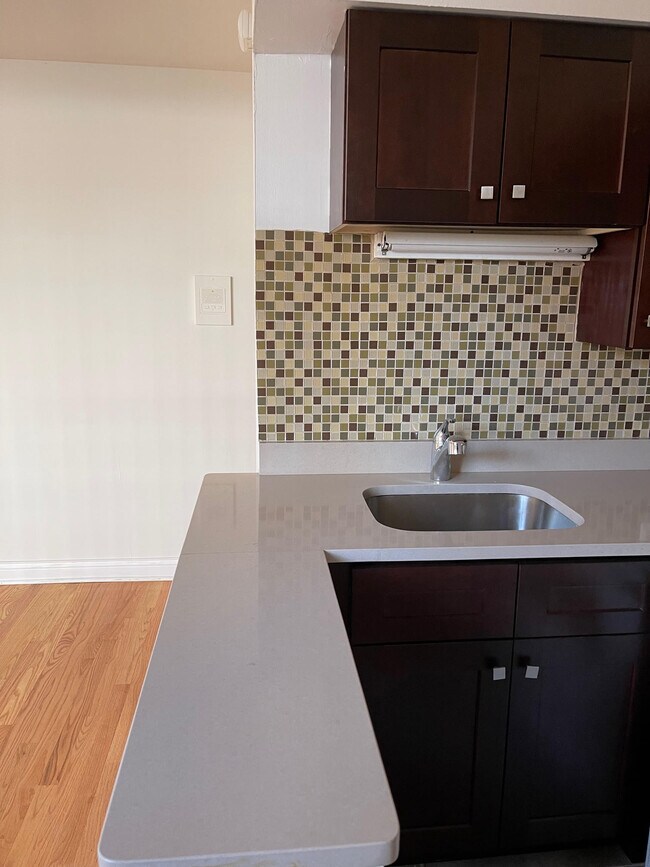 Foto del edificio - 3710 N Pine Grove Ave