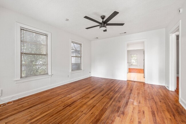 Building Photo - 934 E 52nd St