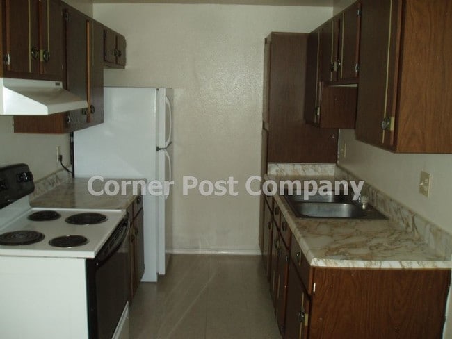 Building Photo - 911 Alvarado Dr SE