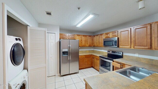Foto del edificio - 7920 Merrill Rd