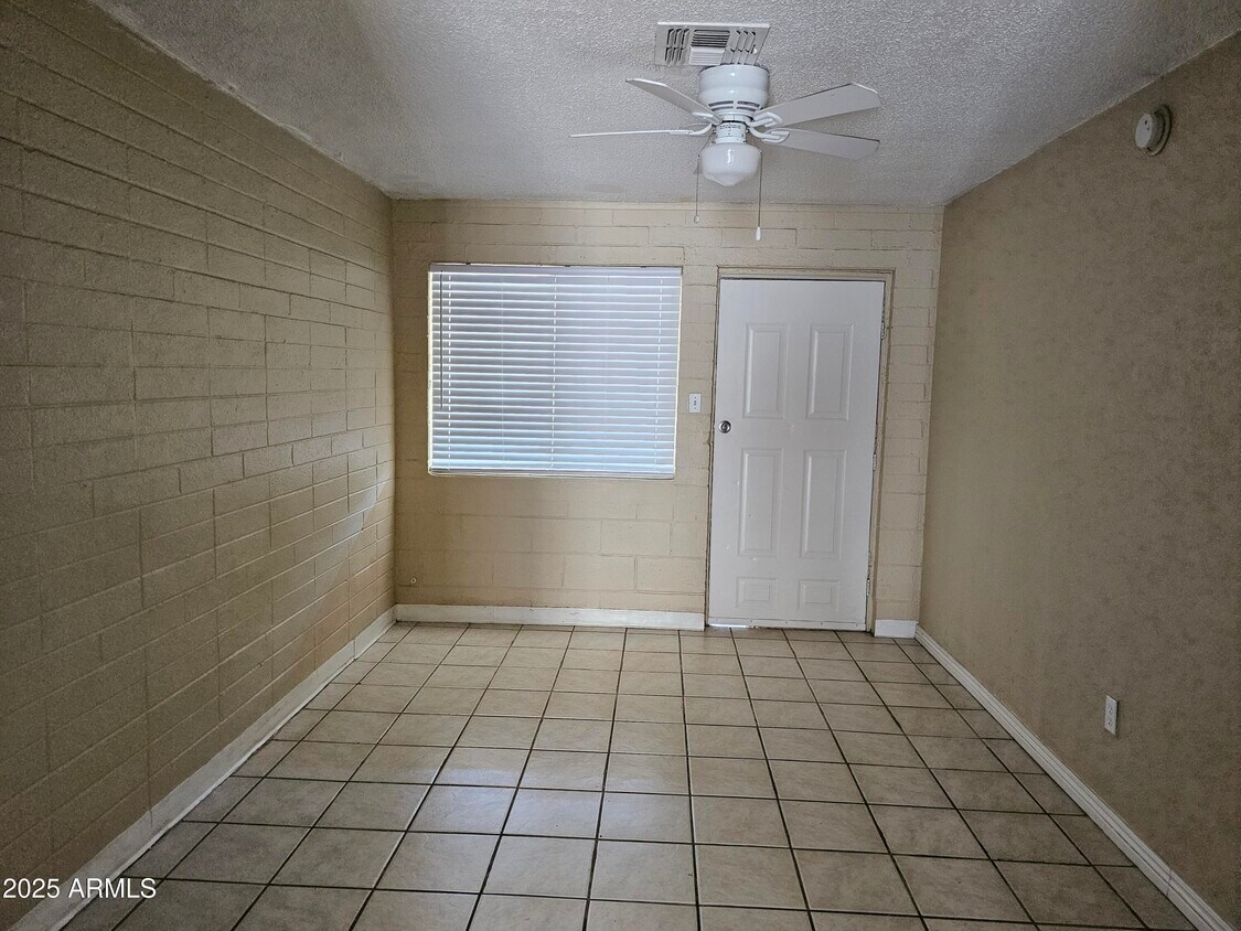 Foto del edificio - 2230 E Polk St