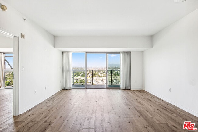 Building Photo - 13700 Marina Pointe Dr