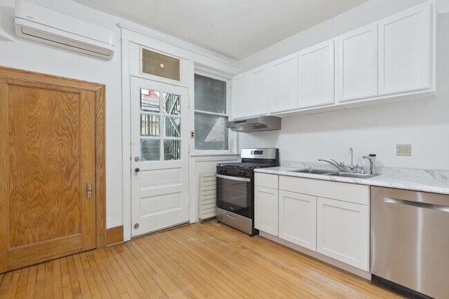 Foto del edificio - 3631 N Sheffield Ave