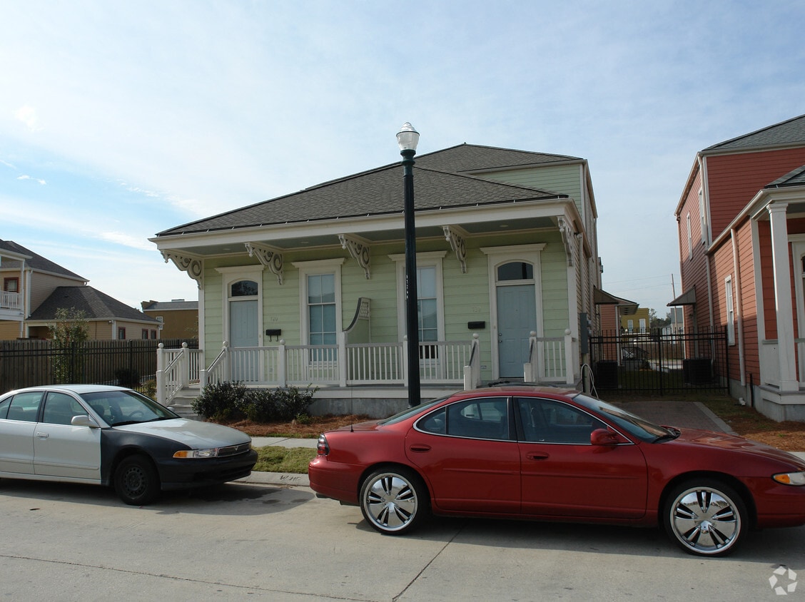 Building Photo - 720 St Mary Dr