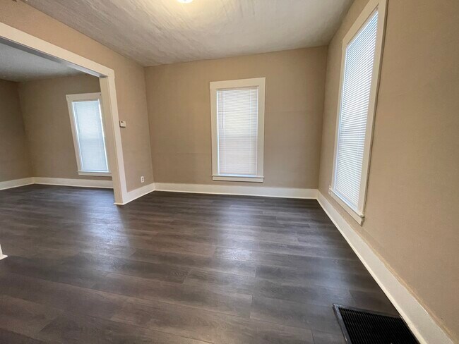 Building Photo - 16 Victory Ct