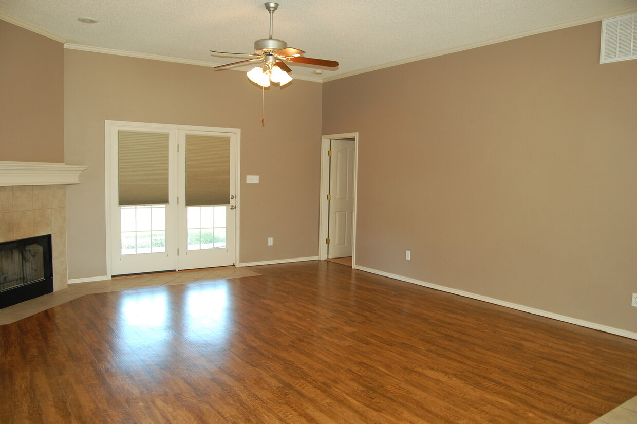 Spacious 3/2/2 with Great Layout - Spacious  3/2/2 with Great Layout