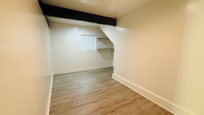Building Photo - Private and quiet 1-bedroom --Move in ready!