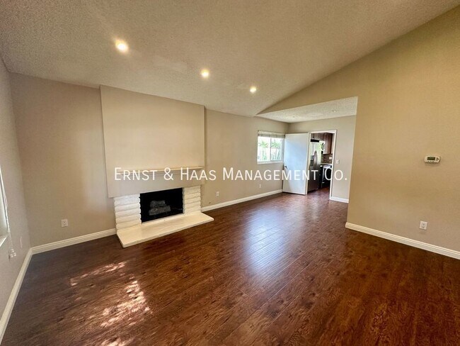 Foto del edificio - Beautiful 4 Bedroom Home in Prime Cerritos...