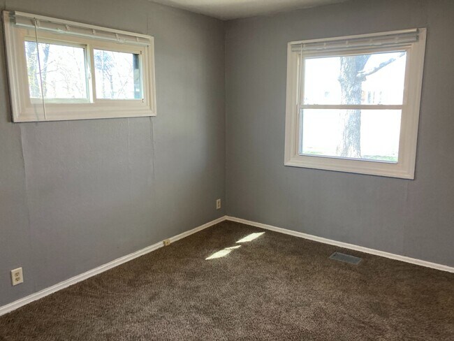 Building Photo - Cute 2 bed 1 bath!