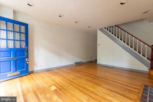 Building Photo - 404 S Croskey St
