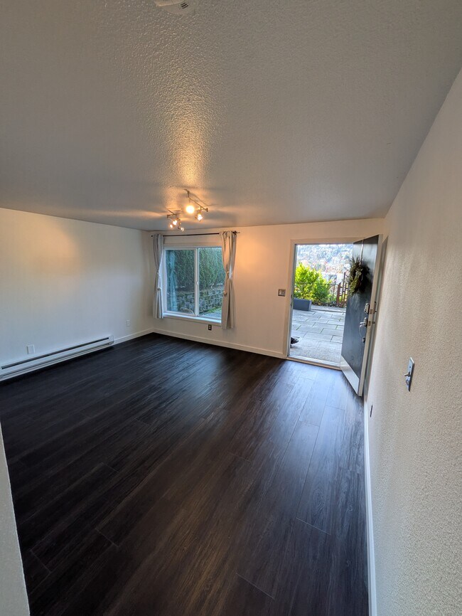 Building Photo - 3420 15th Ave W