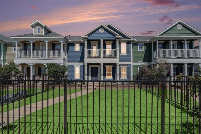 Building Photo - Stunning Victorian Townhouse!