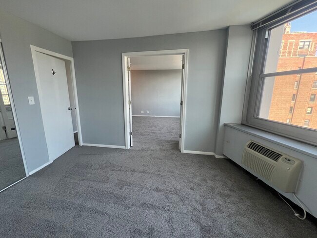 Building Photo - 555 W Cornelia Ave