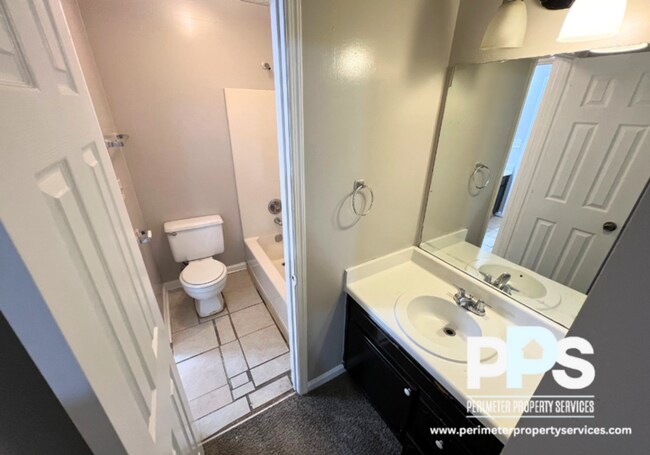 Foto del edificio - 5917 Summerglen Ln