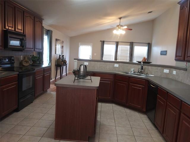 Building Photo - 1404 Millbrook Ln