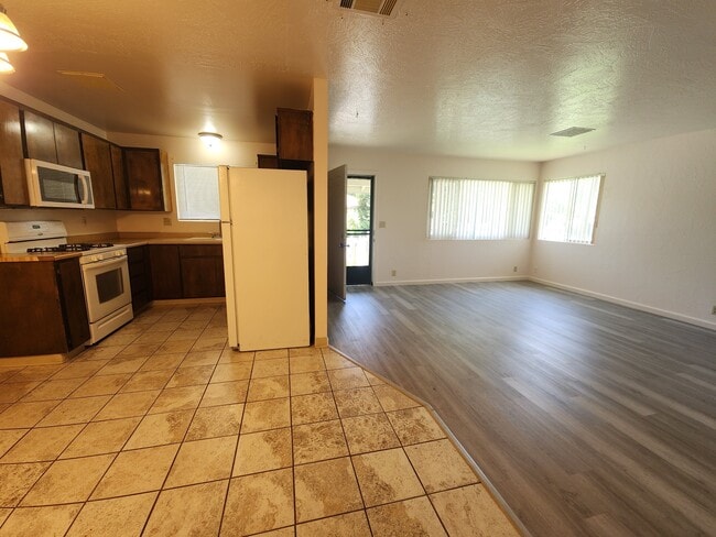 Building Photo - 615 Cowles Ave