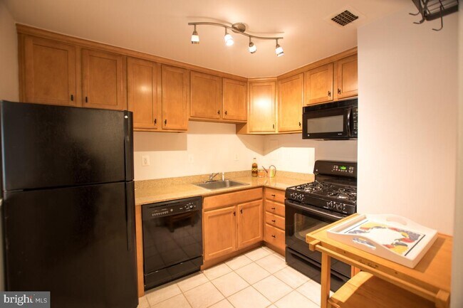 Building Photo - 10570 Main St