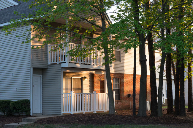 Foto del edificio - Laurel Bluff Apartments and Townhomes