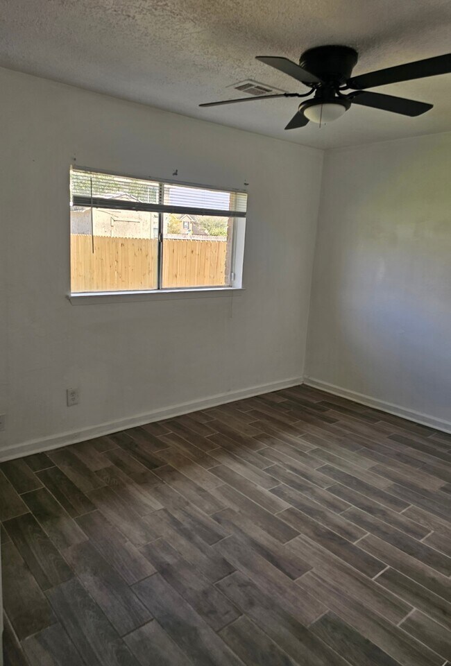 Building Photo - 12734 Chiswick Rd