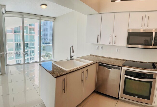 Foto del edificio - 3370 NE 190th St