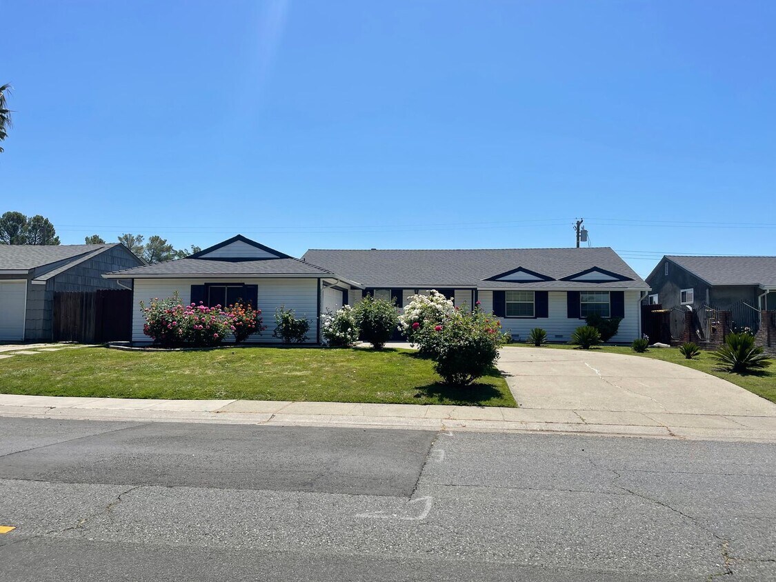 Primary Photo - Beautiful Three Bedroom Two Bathroom Home