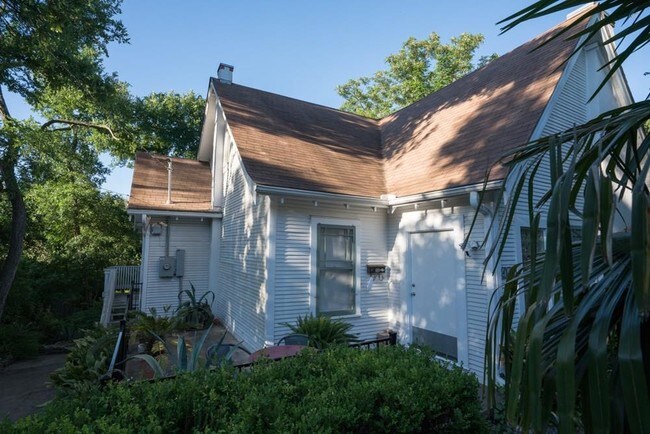 Building Photo - 905 W 28th 1/2 St