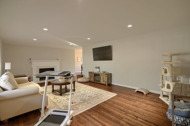 Foto del edificio - Call Sabrina Thomas Office at 757-767-0767 for more information