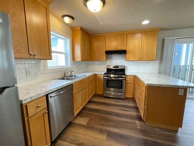 Foto del edificio - Lovely St Johns Home with Attached Garage, Outdoor Space, Washer/Dryer In Unit