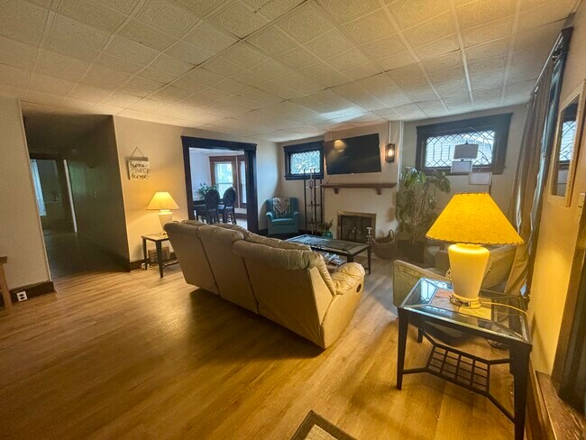 Foto del edificio - 1483 E 118th St