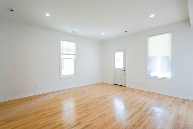 Building Photo - Amazing 5 BR/5.5 BA Single-Family Home in ...