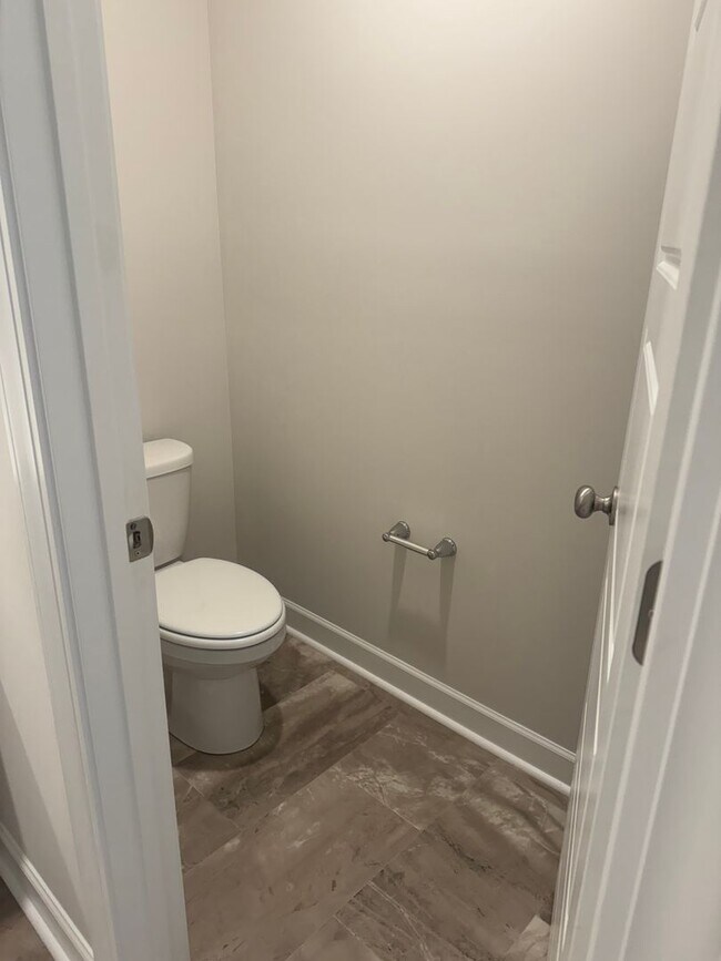 Building Photo - Brand New Luxury Living!