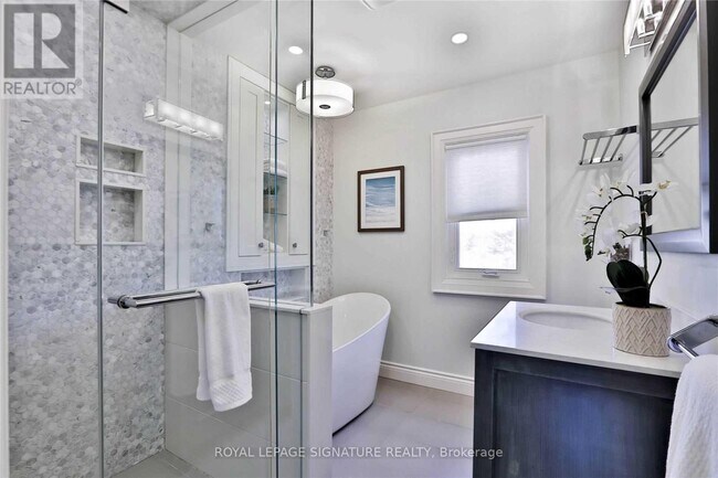 Photo du bâtiment - 372 Roehampton Ave