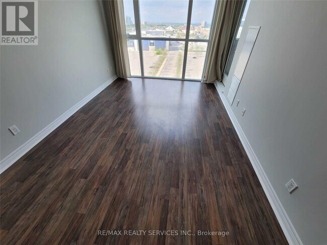 Photo du bâtiment - 339-1339 Rathburn Rd W