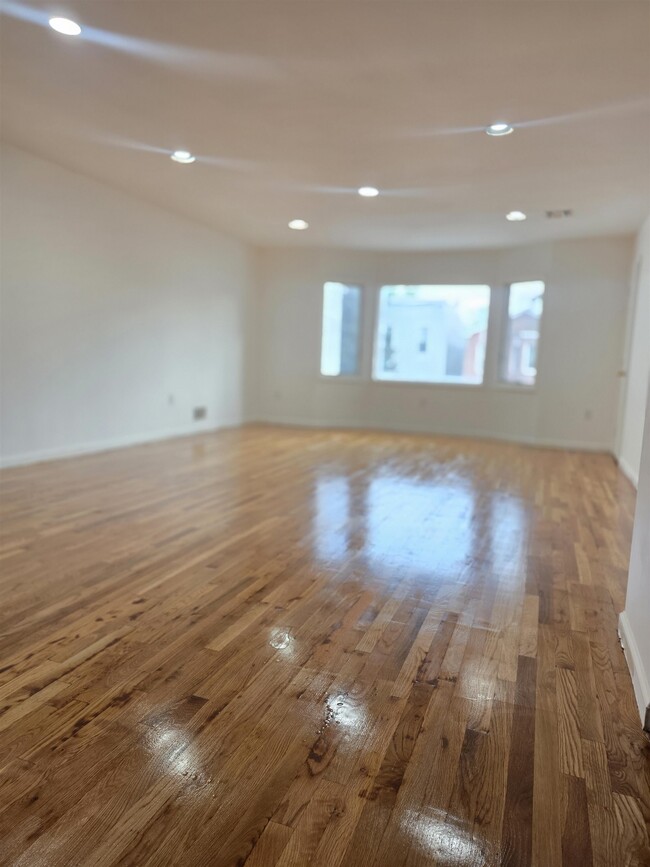 Building Photo - 72 Zabriskie St
