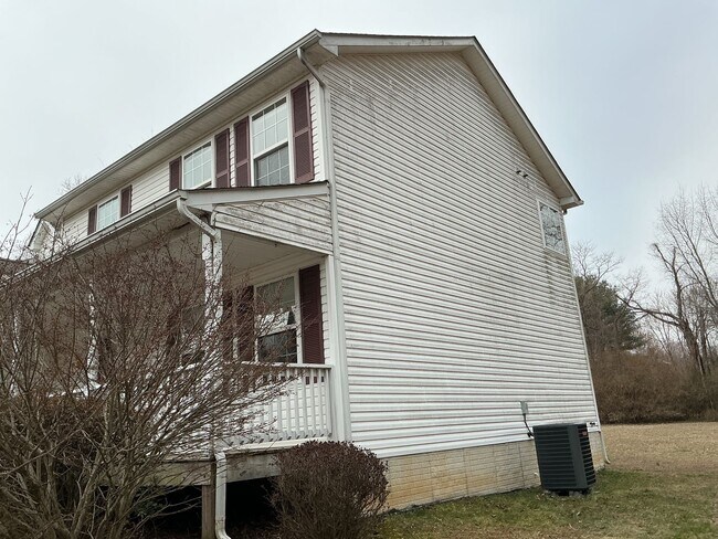 Building Photo - Country Living at its Best!