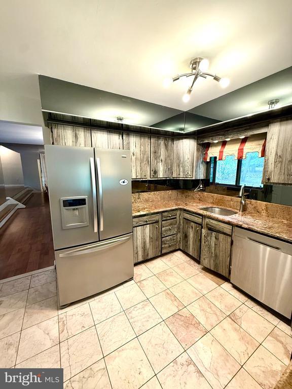 Building Photo - 4 Hazelhurst Dr