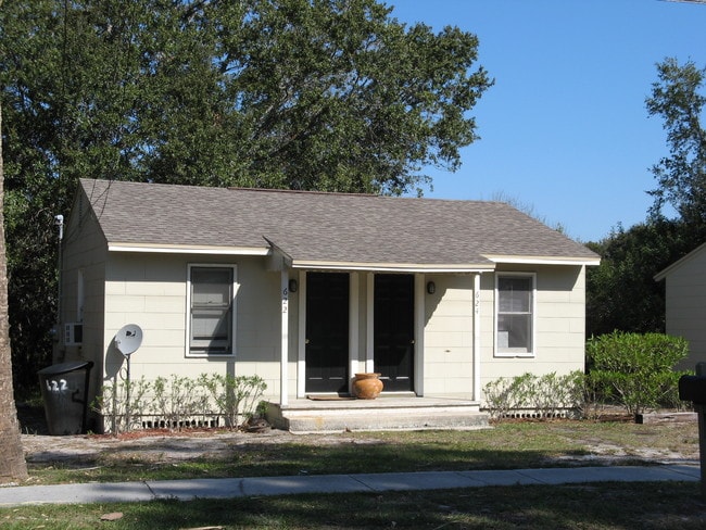 Building Photo - 628 Woodlawn St