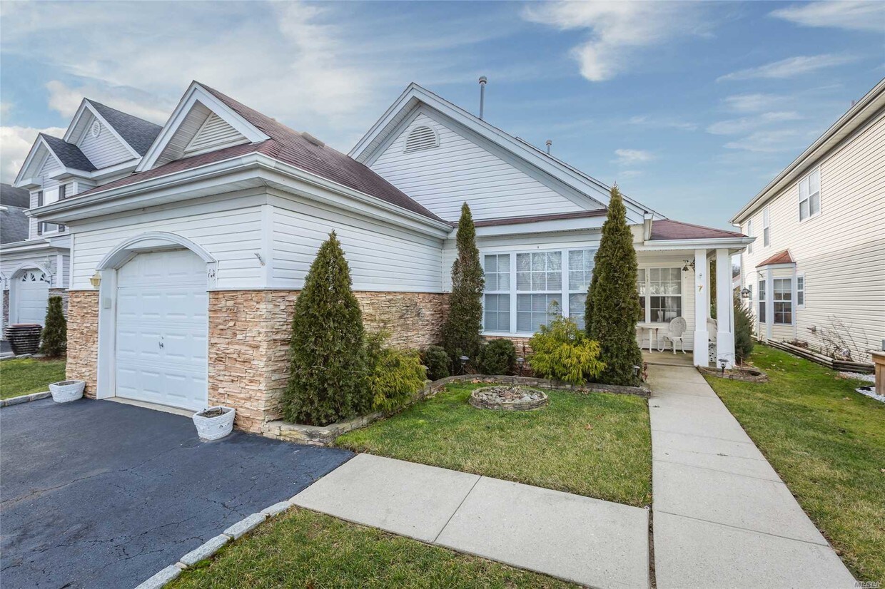 7 Madison Cir, Middle Island, NY 11953 Condo for Rent in Middle