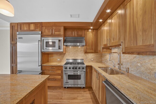 Building Photo - 5 Renaissance Square