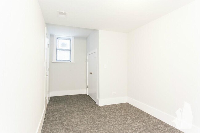 Foto del edificio - 2922 W Logan Blvd