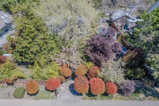 Foto del edificio - 671 Siskiyou Blvd
